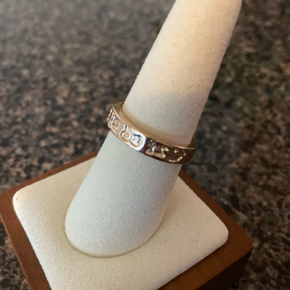 8 Stackable Gold Tone Rings - Picture 10 of 12